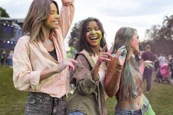 Grupo de amigos multirraciales se divierten en el Festival Holi   - Foto, imagen