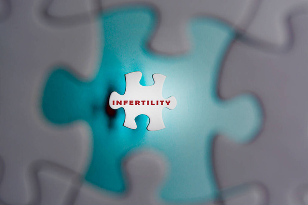 Palavra de infertilidade em peças de quebra-cabeça isoladas em fundo azul. Fertilização in vitro, IVF Conceito de tratamento. - Foto, Imagem