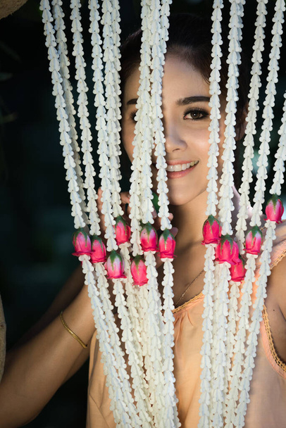 portrait thai models wear thai traditional brown dress to soft focus blur and dark background - Foto, Bild