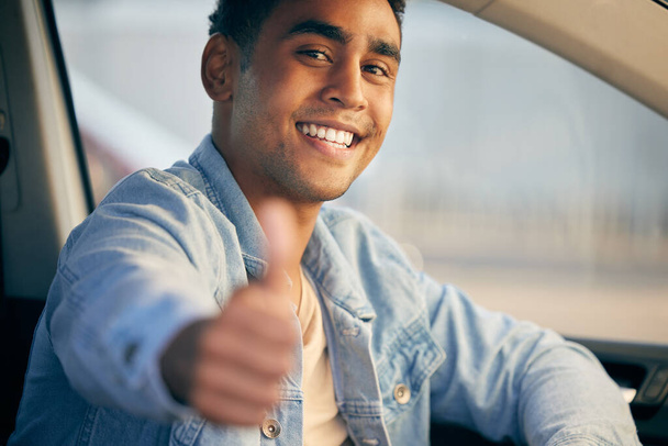 Счастливого пути. Застрелен молодой человек, показывающий большие пальцы вверх во время путешествия в машине. - Фото, изображение