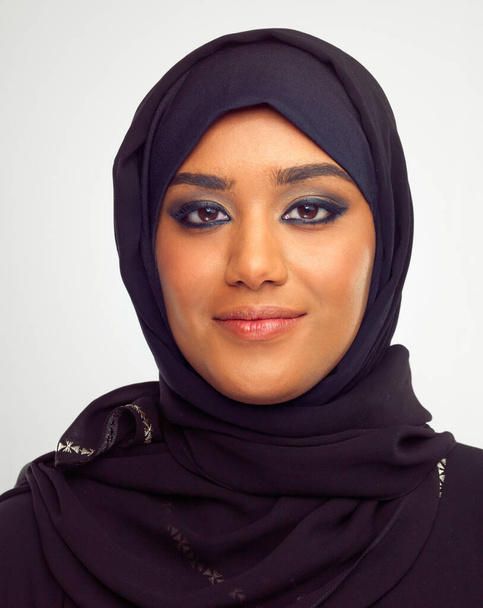 Beleza do Médio Oriente. Retrato de estúdio de uma jovem mulher muçulmana. - Foto, Imagem