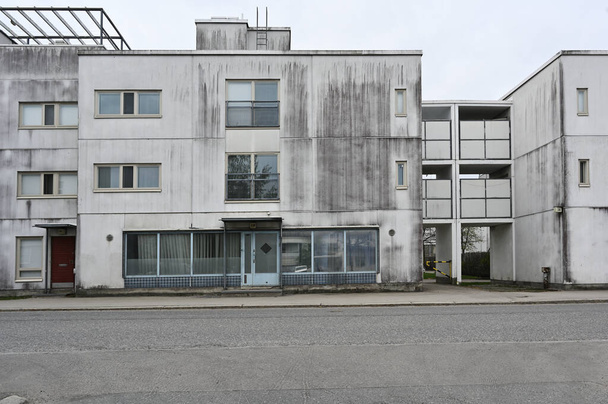 old concrete house in a residential area in Helsinki, Finland - Foto, imagen
