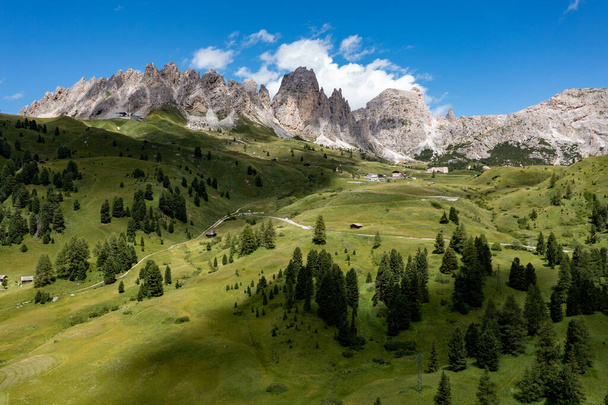 Colori delle Dolomiti nel Funes vista sulla valle in Alto Adige. Erba verde, montagne e cielo blu. Estate. - Foto, immagini