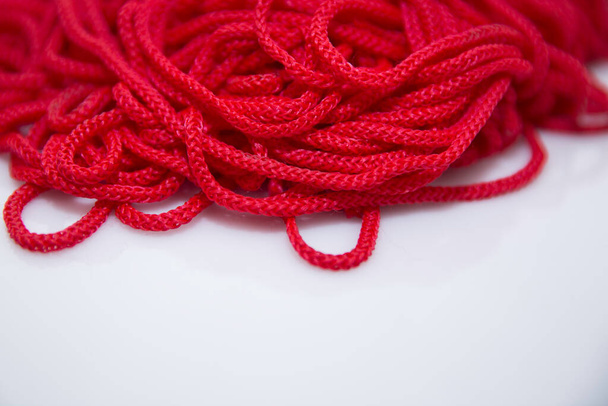 Nahaufnahme eines Seils auf weißem Hintergrund - Foto, Bild