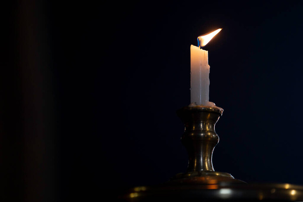 Svíčka hoří na černém pozadí - Fotografie, Obrázek