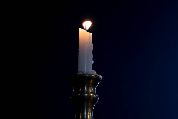 κερί καύση πάνω σε μαύρο φόντο - Φωτογραφία, εικόνα