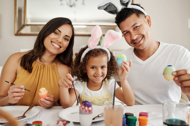 La Pascua es un momento especial para celebrar con la familia. Foto de una familia pintando huevos de Pascua juntos. - Foto, Imagen