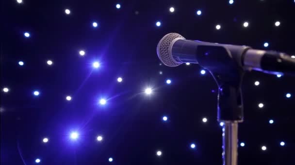 microfoon close-up op het podium in de avond - Video