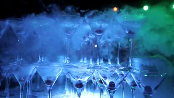 Champán de cereza y vapor con hielo seco, champán con humo - Metraje, vídeo