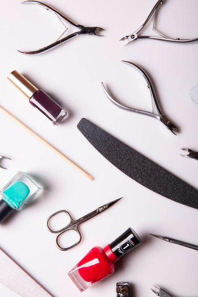 conjunto de ferramentas para manicure no fundo branco - Foto, Imagem