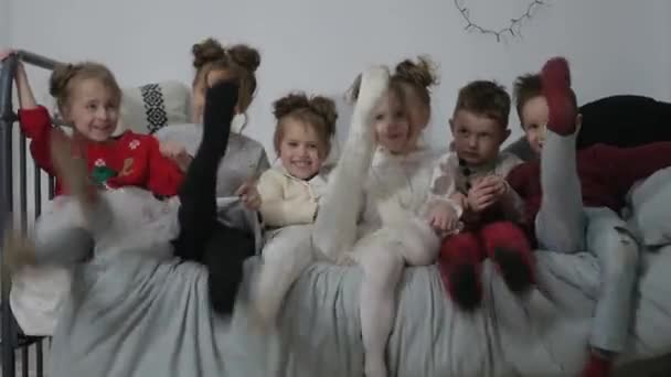 Happy children on the couch, Group happy barefoot girlfriend scream - Filmagem, Vídeo