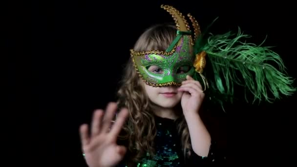 Het gezicht van een klein meisje in een traditioneel Venetiaans carnaval kostuum en een pruik, gelukkige baby - Video