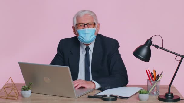Старший бізнесмен видаляє, знімає медичну маску і викидає її, закінчуючи пандемічним карантином
 - Кадри, відео