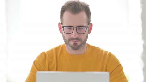 Πορτρέτο του ανθρώπου με το φορητό υπολογιστή ταλάντευση κεφάλι ως κανένα σημάδι - Πλάνα, βίντεο