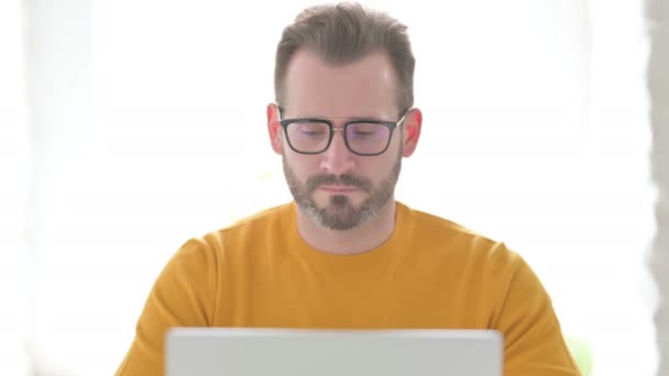 Πορτρέτο του ανθρώπου που εργάζονται για το laptop - Πλάνα, βίντεο