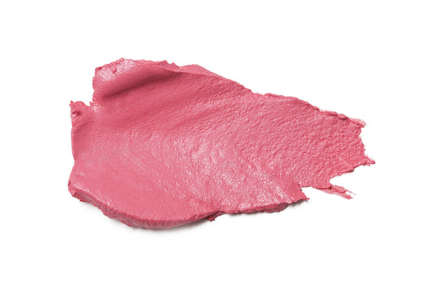 Różowy ceamy makijaż próbka jest umieszczona na białym tle. Dekoracyjna wymaz kosmetyczny. - Zdjęcie, obraz