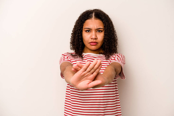 Jeune femme afro-américaine isolée sur fond blanc debout avec la main tendue montrant le panneau stop, vous empêchant. - Photo, image