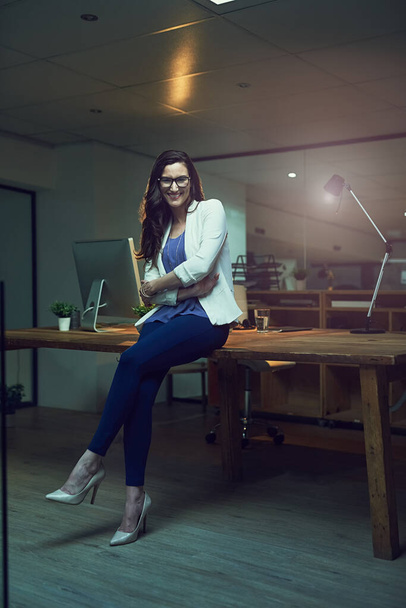 Ponga la productividad primero y el éxito seguirá. Retrato de una joven empresaria que trabaja hasta tarde en una oficina. - Foto, Imagen