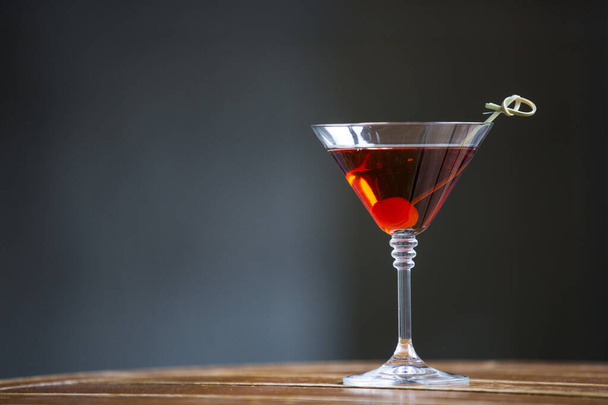 Алкогольний коктейль на красивому тлі
 - Фото, зображення