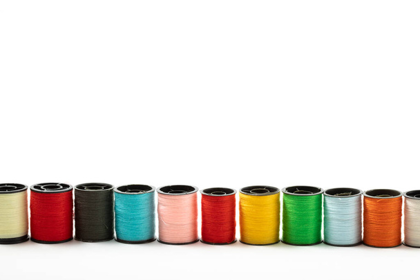 macro close up of colourful cotton bobbins stacked on top of each other to produce a pattern - Fotografie, Obrázek