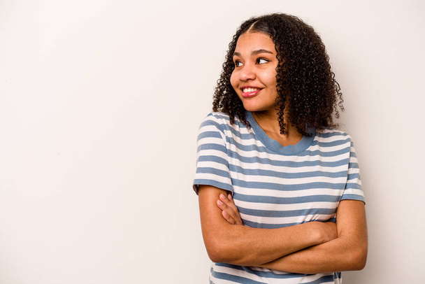 Mladá africká americká žena izolované na bílém pozadí s úsměvem sebevědomí se zkříženými pažemi. - Fotografie, Obrázek