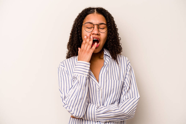 jong Afrikaans amerikaans vrouw geïsoleerd op witte achtergrond geeuwen tonen een moe gebaar bedekken mond met de hand. - Foto, afbeelding