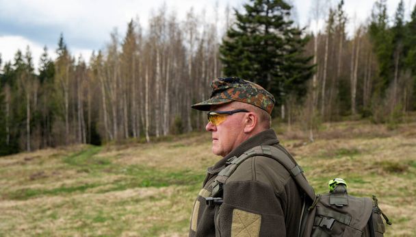zblízka záběr muže středního věku lovce v Karpatském lese - Fotografie, Obrázek