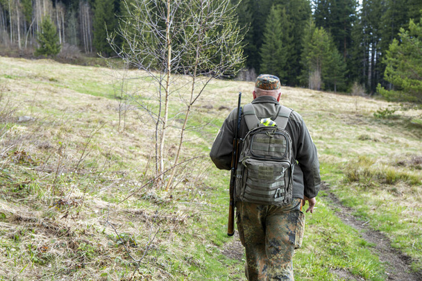 zblízka záběr muže středního věku lovce v Karpatském lese - Fotografie, Obrázek