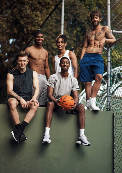 Das Leben ist einfach - Basketball spielen und glücklich sein. Porträt einer Gruppe sportlicher junger Männer auf einem Basketballfeld. - Foto, Bild