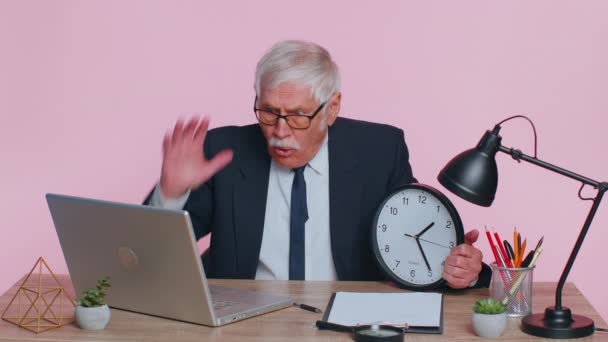 Uomo d'affari anziano con ansia controllare il tempo in orologio, in ritardo al lavoro essendo in ritardo scadenza - Filmati, video