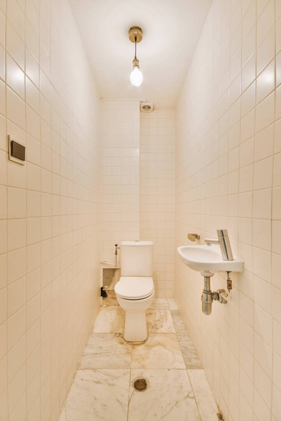 Простой туалет с небольшой раковиной - Фото, изображение