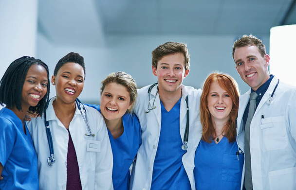 Todos queremos o melhor para ti. Retrato de uma equipe de jovens médicos confiantes que trabalham em um hospital. - Foto, Imagem