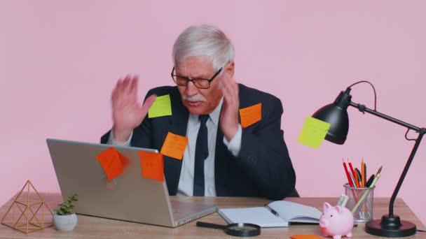Cansado agotado gerente de oficina senior hombre de negocios con notas adhesivas portátil palos con muchas tareas - Metraje, vídeo