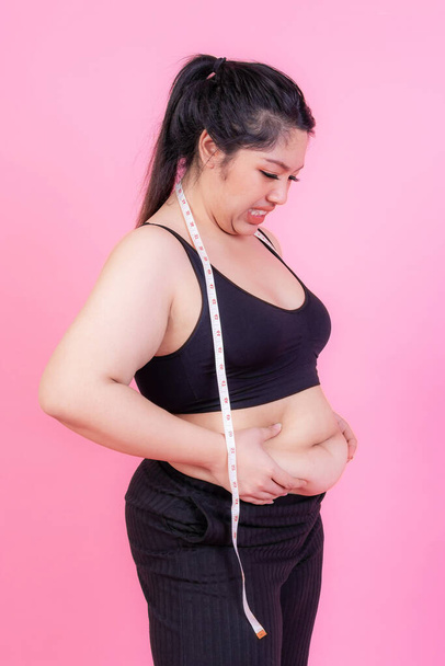 asiatiques grosses femmes, Fat girl, Joufflu, en surpoids serrer la graisse du ventre avec du ruban à mesurer sur son cou - Femme alimentation style de vie problème de surpoids concept - Photo, image