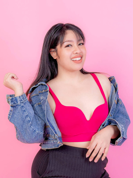 Retrato bela gorda jovem mulher sorrindo no fundo rosa, plus size fashion model body positive concept - Foto, Imagem