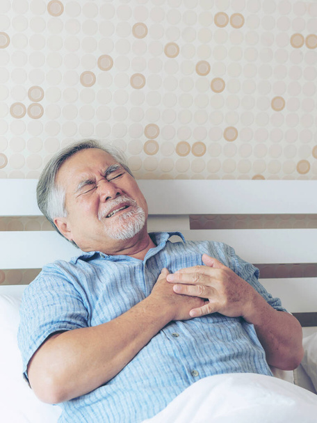 Homme âgé asiatique souffrant d'une mauvaise douleur dans sa poitrine crise cardiaque à la maison - maladie cardiaque senior - Photo, image