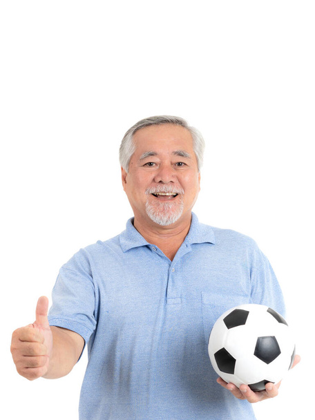 Estilo de vida homem sênior se sentir feliz segurando bola de futebol preparar para torcida equipe favorita isolado no fundo branco - Foto, Imagem