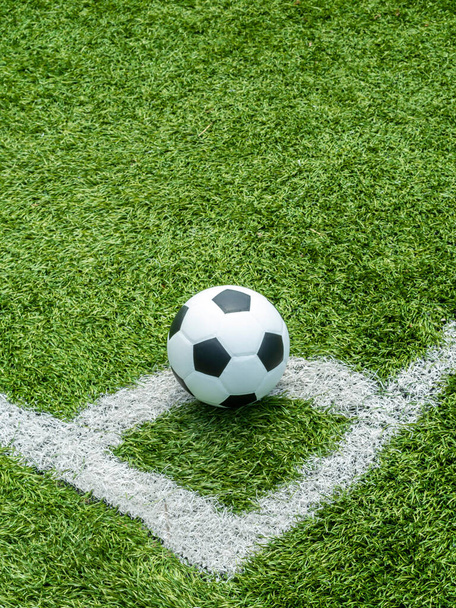 Fußball Fußball an der Eckfussballlinie und einem Fußballfeld, Fußballplatz, Hintergrundtextur - Foto, Bild