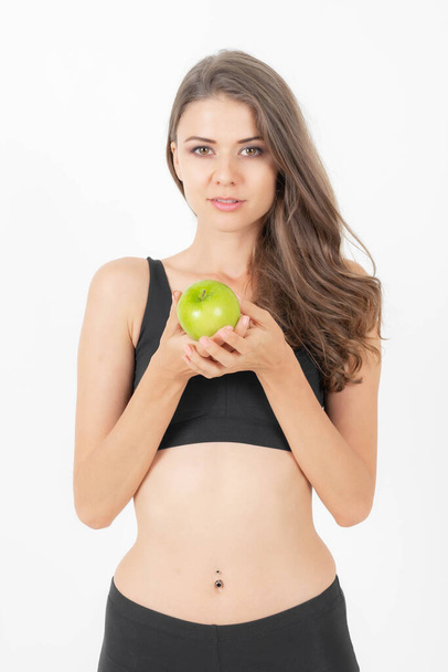 美しい体の美しさの女性は、白の背景に隔離された緑のリンゴを保持スリム-ウェルネス女の子の体重減少と健康的なコンセプト - 写真・画像