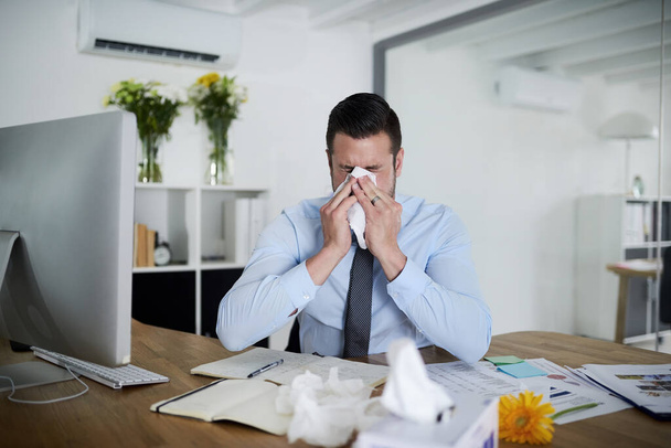 Plus de congés de maladie. Tournage d'un jeune homme d'affaires souffrant d'allergies au travail. - Photo, image