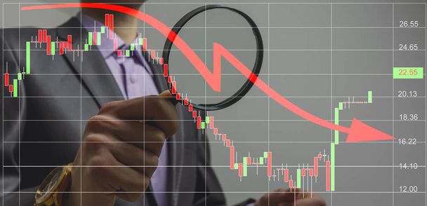 Düşüşe yakın iş adamı finans grafiği, mavi arkaplandan çekildi - Fotoğraf, Görsel