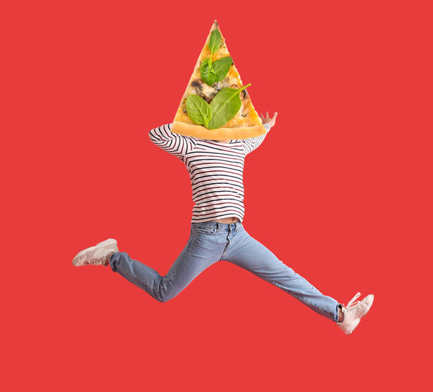 Joven saltando con rebanada de sabrosa pizza en lugar de su cabeza sobre fondo rojo - Foto, Imagen