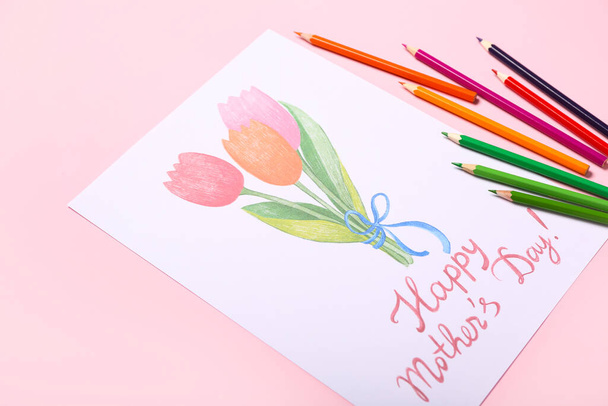 Εικόνα με κείμενο HAPPY MOTHER 'S DAY και μολύβια σε ροζ φόντο - Φωτογραφία, εικόνα