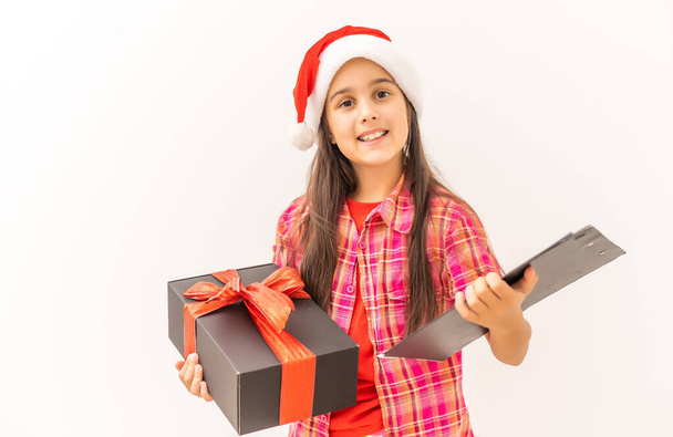 Petite fille avec boîte cadeau de Noël
 - Photo, image