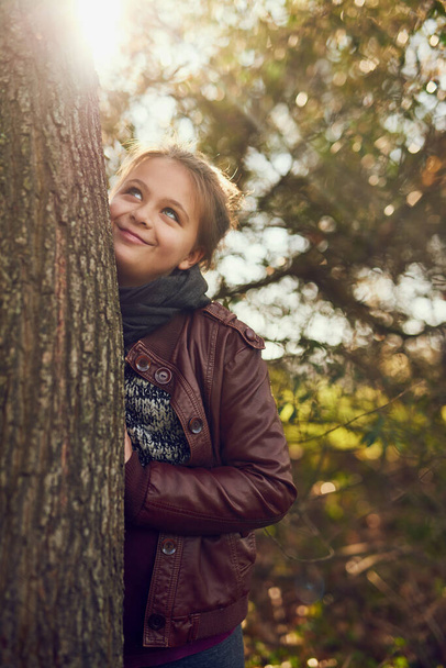 Приключения где-то там. Фотография маленькой девочки, играющей на природе в лесу. - Фото, изображение