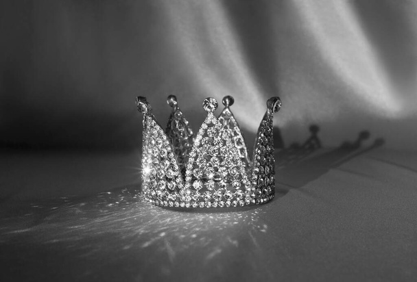Vintage kleine koninklijke kroon voor prinses, koning. Zwart-wit foto, monochroom. - Foto, afbeelding