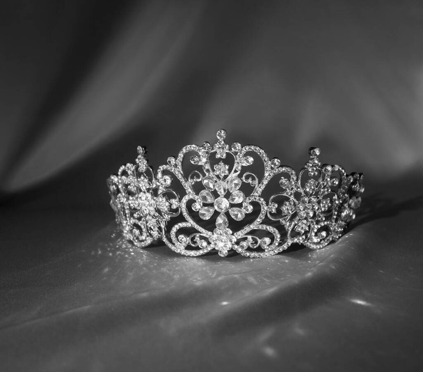 Luxus-Diadem der königlichen Krone mit Diamanten. Schwarz-Weiß-Foto, monochrom. - Foto, Bild