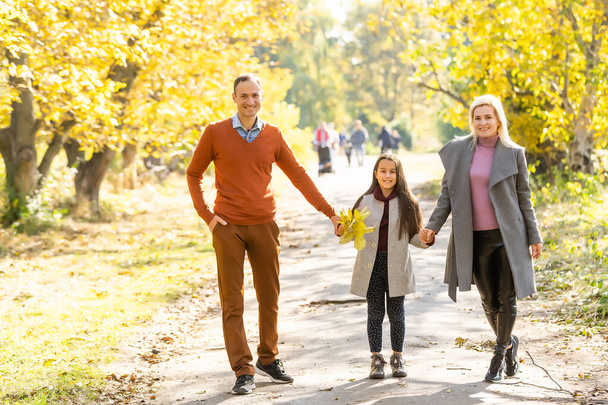 Aile eğleniyor sonbahar parkta oynarken - Fotoğraf, Görsel