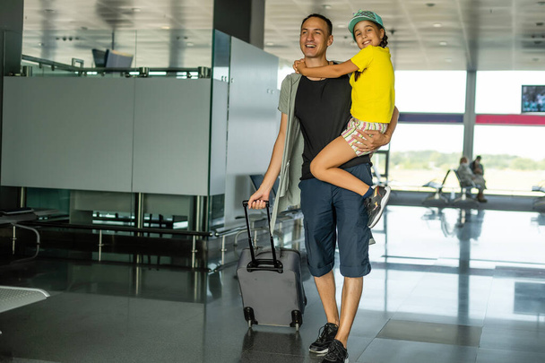 Niña con su padre en el aeropuerto - Foto, Imagen