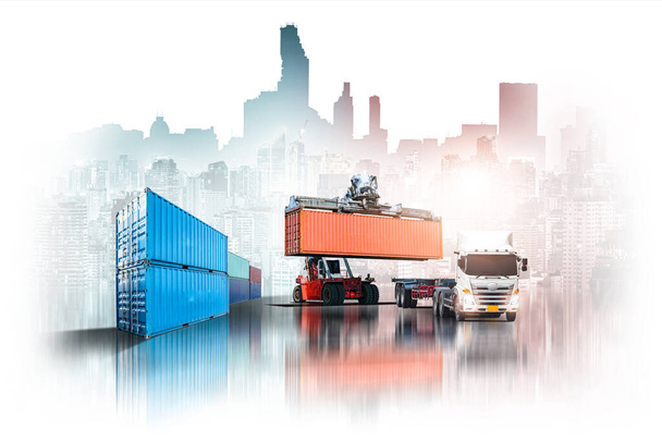 Logistics εισαγωγή εξαγωγή και διεθνής μεταφορά του περονοφόρου ανυψωτικού οχήματος χειρισμό κουτί φόρτωσης εμπορευματοκιβωτίων στο φορτηγό φορτίου σε εμπορευματοκιβώτια αποθήκη ναυπηγείο στην πόλη λευκό φόντο με αντίγραφο χώρο - Φωτογραφία, εικόνα